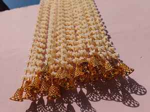 Guirnalda Floral de Mogra Blanca de Lujo y Cuentas Doradas, Decoración Artesanal para el Hogar, Adorno Único para Colgar en la Pared para Bodas y Ocasiones Especiales - Product Image 3