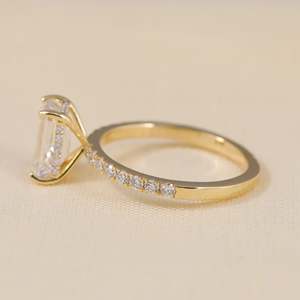 แหวนหมั้นเพชรเลี้ยงในห้องปฏิบัติการทรงกลมพร้อมวงแหวนเงินแท้ประดับเพชรแบบซ่อน 2.00 กะรัต ดีไซน์หรูหราสำหรับงานแต่งงาน - Product Image 1