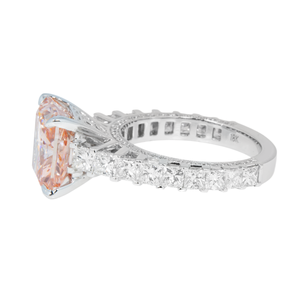 Anillo de Compromiso de Platino para Mujer con Diamante Sintético Rosa Intenso Corte Princesa, Piedras Laterales de Diamante Blanco, Certificado IGI - Product Image 5