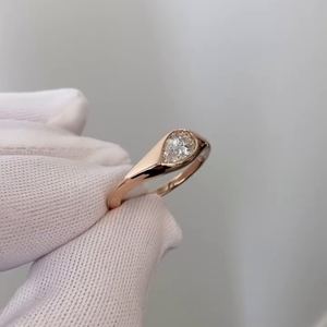 Anillo de compromiso con diamante talla pera y engaste biselado en oro amarillo, certificado IGI - Product Image 2