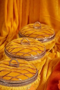 Boîtes à Ladoo en Velours Acier Réutilisables de 250 et 500 Grammes avec Logo Personnalisé Forme Ronde pour les Cadeaux de Mariage et Toutes les Occasions - Product Image 2