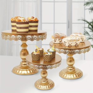 Soporte geométrico para pasteles de alambre dorado, exhibición moderna de postres. Disponible a precios al por mayor para cumpleaños de boda - Product Image 3
