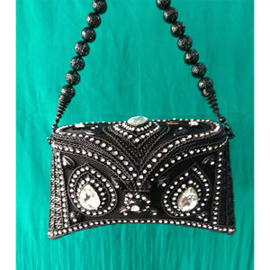 Pochette élégante pour femme en métal perlé, légère, avec doublure en soie de luxe, capacité 1-1,9 L, idéale pour les soirées. - Product Image 1