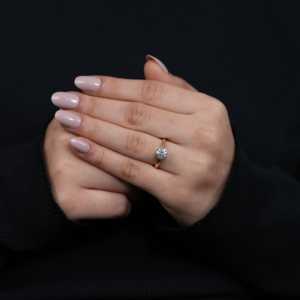 Bague de fiançailles solitaire ronde de laboratoire de qualité supérieure avec diamant de qualité supérieure, options en argent sterling et en or, clarté VS1 - Product Image 5