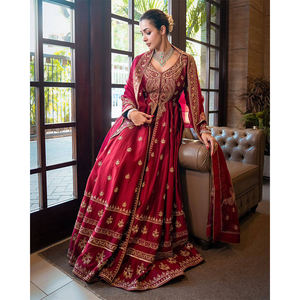Magnifique tenue de soirée indienne de créateur en soie chinon avec dupatta en georgette et broderies, costume Anarkali à vendre - Product Image 1