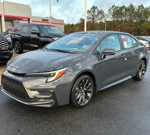 Toyota Corolla SE 2.0L Sedán 2025 Seminuevo Automático con Volante a la Derecha, Cámara Trasera, Asientos de Cuero e Interior Oscuro en Venta - Product Image 1