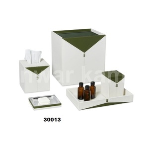 Ensemble d'accessoires de salle de bain en métal vert et blanc avec porte-savon pour décor de comptoir de salle de bain - Product Image 1