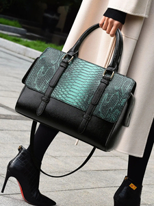 Sac fourre-tout en similicuir pour femme avec motif serpentins, noir et vert sarcelle, sac à bandoulière classique pour usage quotidien - Product Image 6