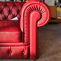 Rotes PU-Leder Chesterfield Sofa 3-Sitzer Gepolstertes Sofa mit Rollarmlehnen für Hotel Lounge Bar Club Möbelset