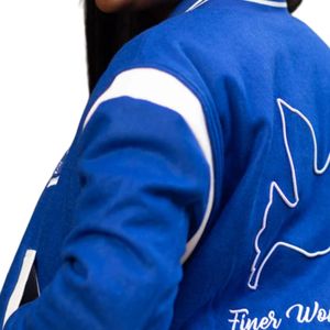 Blouson aviateur Varsity bleu avec vêtements d'extérieur de style sororité à rayures blanches pour des vêtements de vie grecs élégants et de la chaleur - Product Image 6