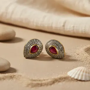 Boucles d'oreilles clous tendance plaquées or avec accents de diamants, motif fleur boule, cadeau religieux pour elle, en alliage de cuivre et de laiton - Product Image 1