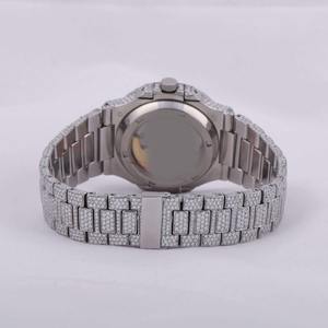 Fournisseur indien de montres en diamant Cadran bleu Entièrement glacé Déclaration de mode antique avec cadran en verre pour prix d'exportation - Product Image 5