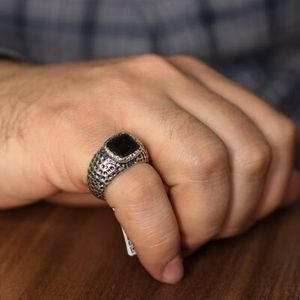 Bague rectangulaire pour homme en argent sterling 925 avec pierre grenat taille princesse, bijoux raffinés pour le quotidien, ornée de turquoise principale - Product Image 1