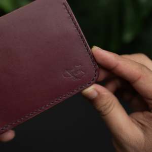 Portefeuille en cuir fin pliable WF Leathercraft No.77 (Bordeaux & Bleu) en cuir pleine fleur tanné végétal fait main et gaufré pour homme - Product Image 4