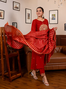 Conjunto Premium de Kurta, Pantalón y Dupatta para Mujer, Tela de Mezcla de Seda con Bordado a Mano para una Moda Étnica Elegante para Exportación - Product Image 3