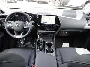 Blanc, occasion, 2024, NX 350 AWD, jantes en alliage R18 foncées, sièges en cuir, système de navigation, démarrage à distance, toit ouvrant, sièges chauffants - Product Image 5