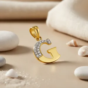 Colgante con la letra G chapado en oro amarillo con detalles de diamantes redondos, amuleto inicial clásico, joyería unisex para uso diario. - Product Image 3