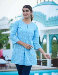 Kurti corto azul de algodón con estampado floral para mujer, con cuello redondo y mangas 3/4, diseñado en tela suave y transpirable para uso diario. - Product Image 2