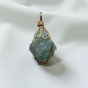Pendentif en pierre de fluorite verte brute fait à la main avec un design en fil d'or pour la fabrication de bijoux et les accessoires de collier - Product Image 1