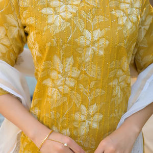 Ensemble Kurta droit à imprimé floral moutarde et paillettes pour femmes |   Vêtements ethniques en gros, pantalon et dupatta - Product Image 1