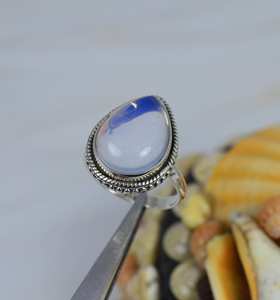 แหวนเงินแท้925งดงามอัญมณีโอปอลสีนมทำด้วยมือและออกแบบด้วยความระมัดระวังแหวนโบราณมีสไตล์สำหรับผู้หญิง - Product Image 3