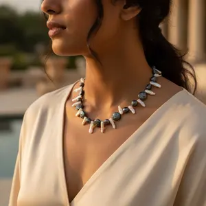 Collar de Perlas Blanco y Negro para Mujer, Elegante Accesorio de Joyería - Product Image 1