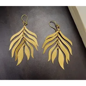 SOUMYA CREATIONS Boucles d'oreilles pendantes tendance en laiton plaqué or faites à la main pour femmes, avec motif floral du Rajasthan, pour les occasions de fête - Product Image 2