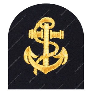 Écusson royal brodé à la main - Product Image 1