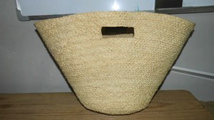 Sac à main en raphia tressé entièrement fait main, accessoire de mode écologique pour femme, broderie, pompon, deux anses, sac en paille naturelle - Product Image 2