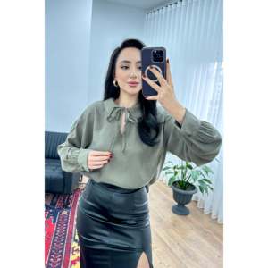 Blusa Elegante con Cuello de Lazo para Mujer LUSTRIN, Tela de Mezcla de Viscosa y Nailon Color Caqui para Uso Casual y de Oficina - Product Image 3