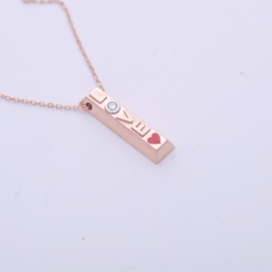 Colgante de barra vertical con diamante cultivado en laboratorio certificado por IGI con la palabra “LOVE” en oro rosa/amarillo y blanco de 14 quilates - Product Image 6