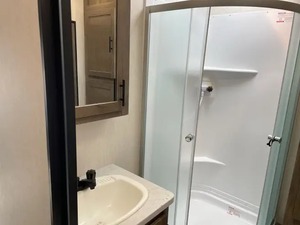 RV F-O-R-E-S-T R-I-V-E-R- VEN-G-E-A-N-CE ROGUE 26VKS modelo 2022, en buen estado, lista para usar con remolque, a la venta. - Product Image 5