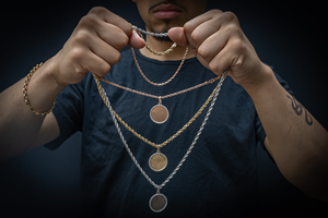 Pendentifs personnalisés en lettres serties de diamants VVS naturels, style hip-hop, plaqués or 10KT/14KT, pour occasions spéciales - Product Image 3