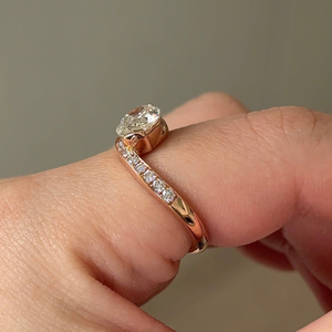 Anillo de Compromiso de Oro Sólido de 14K con Diamante Cultivado en Laboratorio de Corte Brillante Redondo de 1.5CT, Chapado en Oro, Diseño Curvo, para Regalo de Boda - Product Image 3