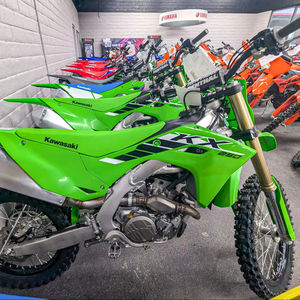 Herramienta Manual Kawasaki KX250 2025, Ligera y de Alta Eficiencia para Acabado de Concreto, Actualmente Disponible en Existencia para Todo el Mundo - Product Image 1