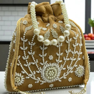 2025 @ Sacs de potli brodés artisanaux pour femmes sur tissu de soie brute avec perles de verre en cristal embellies, travaux de broderie de perles - Product Image 1