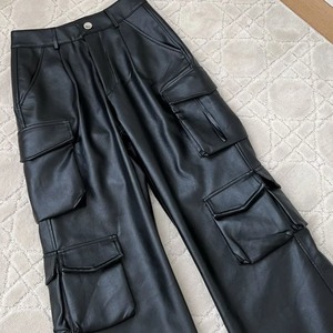 กางเกงคาร์โก้ทรงหลวมแฟชั่นใหม่สำหรับผู้หญิงกางเกงขายาวสีดำหนัง PU สไตล์ Y2K พังค์2024สำหรับผู้หญิงเสื้อผ้าดีไซน์เนอร์กางเกงผู้หญิงขากว้างแนวร็อคใหม่ - Product Image 4
