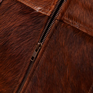 แจ็คเก็ตหนัง PU ผู้ชายทรงปกติ คุณภาพพรีเมียม คอตั้ง ปักโลโก้ด้านหน้า สวมใส่สบาย ดูดีมีสไตล์ - Product Image 5