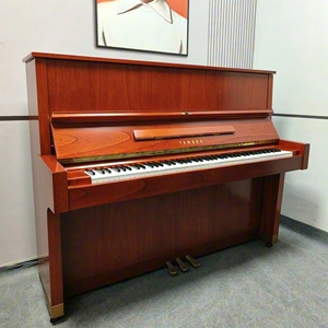 Piano droit Yamaha W104 marron d'occasion, acoustique professionnel 88 touches, instrument de seconde main - Product Image 1