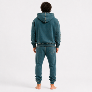 Chándal moderno para hombre con detalles desgastados, construcción cómoda y una silueta relajada para un estilo urbano. - Product Image 4