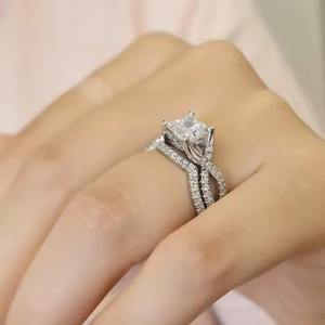 Anillo de compromiso personalizado para mujer en plata de ley con diamante de moissanita Baguette redondo - Product Image 3