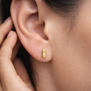 Boucles d'oreilles clous JJ BRAVO en or jaune 14 carats, serties de zircone cubique, design géométrique rectangulaire, style minimaliste - Product Image 5