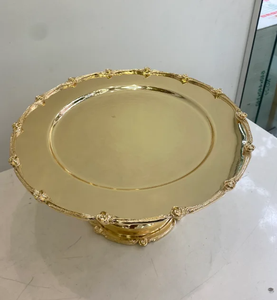 Le design tendance, ses courbes subtilles et ses bords polis en métal, donnent une touche poétique à toute composition de desserts. - Product Image 3