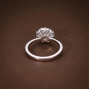 Anillo de Compromiso con Diamantes Cultivados en Laboratorio de 1.89 CTW, Corte Redondo, Anillo de Compromiso con Diamantes Certificados F VVS1 VVS2, Anillo Solitario - Product Image 4