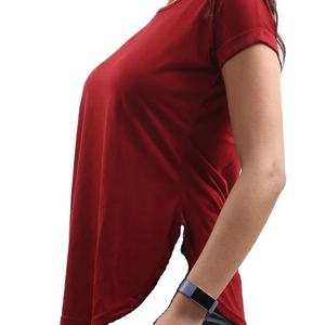 Simplifique su estilo con esta camiseta de mujer con detalles de bolsillo diseñada para la utilidad y la moda callejera discreta - Product Image 2