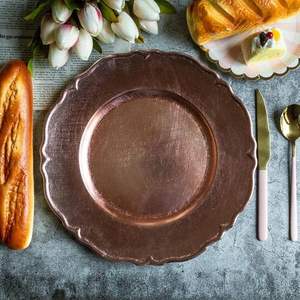 Ensemble élégant et abordable d'assiettes métalliques idéales pour les repas quotidiens et les repas formels - Product Image 1