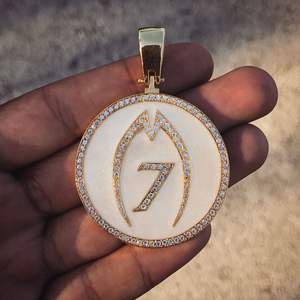 14K Finition Or Jaune Ronde 3CT Moissanite Logo Pendentif Princesse Diamant Coupe Hip Hop Style Fine Pendentifs Charmes Plaqué Or - Product Image 1