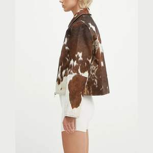 Veste en cuir de vachette de qualité supérieure pour femmes Noir Blanc Imprimé vache Style personnalisé Vêtement d'extérieur chaud pour l'hiver - Product Image 6