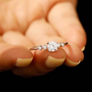 Anillo de Eternidad de Plata de Ley 925 Chapado en Oro Rosa con Moissanita de 2 Quilates para Mujer, Certificado por Terceros, con Engaste de Garras, Anillo Individual - Product Image 4