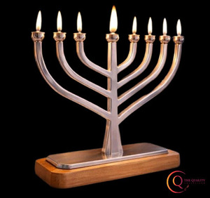 Menorá Moderna de Lujo para Hanukkah, Diseño en Espiral Metálico, Estilo Contemporáneo para Uso Festivo - Product Image 2